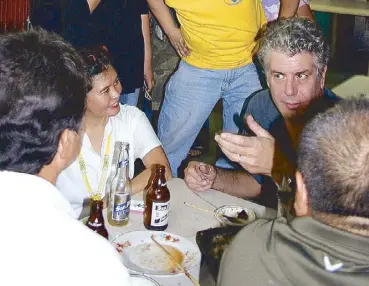  ??  ?? Holding court: Bourdain in his element as the master storytelle­r at the sisig joint.