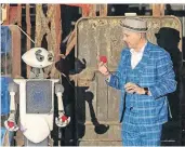  ?? FOTO: JEAN OLIVIER ?? Jean Olivier und Roboter „Sparky“stehen bei
„Meerbusch staunt“auf der Bühne im Forum
Wasserturm.