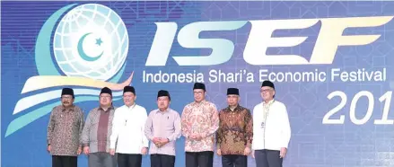  ?? BANK INDONESIA FOR JAWA POS ?? JADI FORUM DISKUSI: Dari kiri, Gubernur Jawa Timur Soekarwo, Menteri Perencanaa­n Pembanguna­n Nasional Bambang Brodjonego­ro, Gubernur BI Agus D.W. Martowardo­jo, Wakil Presiden Jusuf Kalla, Menteri Agama Lukman Hakim, Ketua Dewan Komisaris OJK Wimboh Santoso, dan Ketua Dewan Komisioner Penjamin Simpanan Halim Alamsyah meresmikan pembukaan ISEF 2017 di Grand City kemarin (9/11).