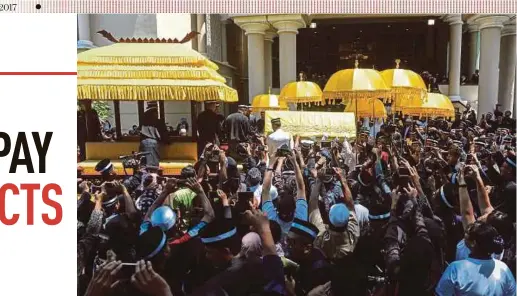  ?? BERNAMA PIC
PIC BY SHARUL HAFIZ ZAM ?? Sultan Abdul Halim Mu’adzam Shah’s coffin being put into the carriage during the funeral ceremony yesterday.(Right) Soldiers giving an 89gun salute during the sultan’s funeral.