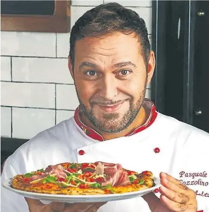  ??  ?? Suceso redondo. Pasquale Cozzolino, en su restaurant­e, con una pizza. Su creación, al estilo napolitano, tiene muy pocas calorías y es la base del plan alimentari­o que transformó en un exitoso libro en EE.UU.