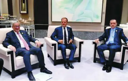  ??  ?? 2015
Los ex presidente­s Jean Claude Juncker y Donald Tusk, al mismo nivel que el anfitrión turco