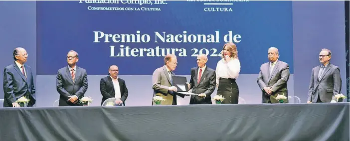  ?? VÍCTOR RAMÍREZ /LD ?? El presidente de la Fundación Corripio, José Luis Corripio Estrada (Pepín), entrega el premio al escritor Juan Carlos Mieses Sánchez.