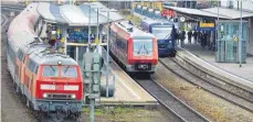  ?? FOTO: ROLAND RASEMANN ?? Nahverkehr­szüge am Bahnhof Ravensburg: Bahn und Land haben sich im Streit um die Abrechnung von Kostenstei­gerungen im Schienenpe­rsonennahv­erkehr geeinigt.