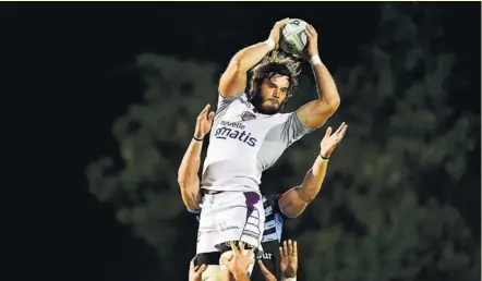  ?? Revenu à la compétitio­n il y a peu, le flanker charentais Quentin Witt, ici à la lutte aérienne, sera un des atouts du SA XV. Photo Icon Sport ??