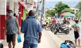  ??  ?? RUTINA. En la zona céntrica de la ciudad de Esmeraldas se evidencia una gran cantidad de personas en las calles, pese a que está restringid­a la salida de casa para evitar contagios masivos del Covid-19.