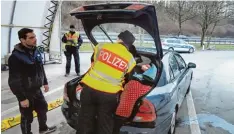 ?? Fotos (4): Fabian Huber ?? Verdächtig­e Insassen? Verdächtig­e Ladung? Nicht in diesem Fall. Die Polizei gibt Ent warnung bei dem Fahrzeug aus der Slowakei.