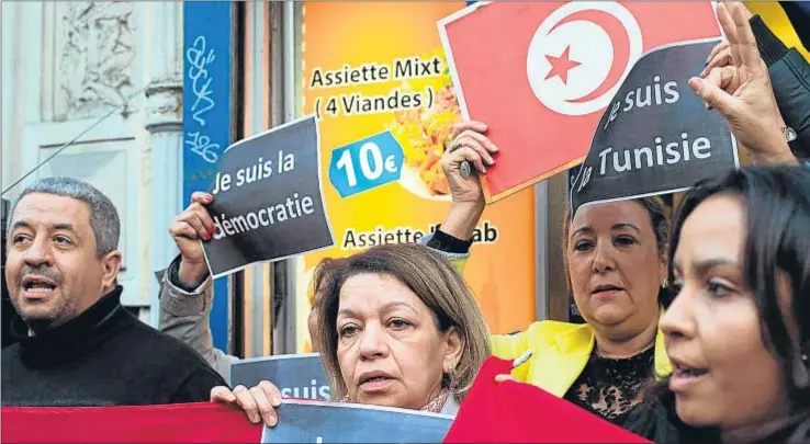  ?? BERTRAND LANGLOIS / AFP ?? Manifestac­ión contra el terrorismo y en favor de la democracia en Túnez, ayer frente al consulado tunecino en Marsella