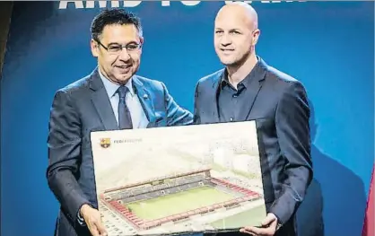  ?? LLIBERT TEIXIDÓ ?? Bartomeu y Jordi Cruyff posan con el futuro estadio Johan Cruyff, con capacidad para 6.000 personas