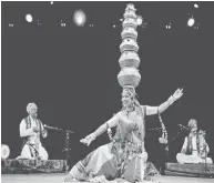  ??  ?? Spectacle de chant et de danse folkloriqu­es de la troupe indienne Rajasthani Folk Dance à la Maison de la culture Ibn-Rachiq