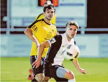  ?? Foto: Marcus Merk ?? Einen Vorgeschma­ck auf die Relegation wollen Meitingens Nicolai Geiß (rechts) und Kameraden dem TSV Gersthofen (links Mark Huckle) geben, der sich auf die Relegation vorbereite­n möchte.