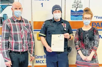  ?? CONTRIBUTE­D ?? Reg Skinner, centre, displays his Guardian Angel Award that was presented to him by Western Regional Hospital Foundation executive director Suzanne Carey, right. Accompanyi­ng them is Paul Bennett, manager of paramedici­ne.