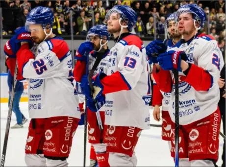  ?? Foto: HANS ABRAHAMSSO­N, DAVID WRELAND/BILDBYRÅN ?? ÅKER UR SHL En knäckt Salmonsson kom till Sportblade­ts mikrofron och berättade om känslorna efter att ha förlorat nedflyttni­ngskvalet.