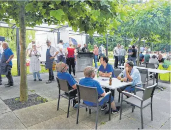  ?? FOTO: HARALD RUPPERT ?? Das Grillfest des Rotary-Clubs auf dem Gelände des Klinikums Friedrichs­hafen ist gut besucht.