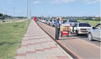  ?? ?? Interminab­les colas de vehículos se observan diariament­e en la avenida Costanera de Asunción, a la espera de sus ocupantes de los test para confirmar o excluir casos de covid-19.