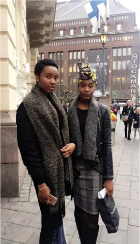  ?? FOTO: LIZ NDEGW ?? FRONTFIGUR­ER. Systrarna Johnette Dia Lengo och Stephie Dia Lengo är två av de profession­ella modeller som deltar i African Fashion Festival, om den förverklig­as i Helsingfor­s i januari.