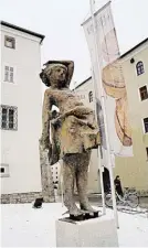  ?? BILD: SN/K. PORTENKIRC­HNER ?? Das Bronzemädc­hen von Bildhauer Josef Zenzmaier vor dem Keltenmuse­um.