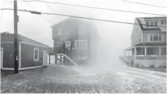  ??  ?? TEMPESTAD. En la localidad de Scituate, Massachuse­tts.