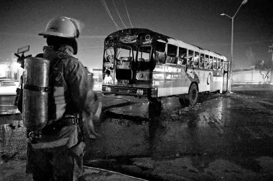  ?? /MANUEL SAENZ ?? Mexicano Hombres armados bajaron por la fuerza a pasajeros de un camión de pasajeros y le prendieron fuego