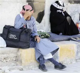  ??  ?? Displaced Syrians who fled Daesh-controlled areas gather at Aleppo’s bus station of Ramussa. (AFP)