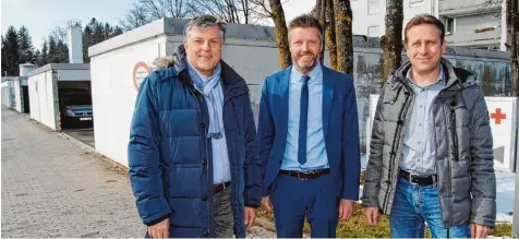  ?? Foto: Anja Fischer ?? Bürgermeis­ter Bernd Müller, Klinikchef Martin Gösele und BRK Kreisgesch­äftsführer Thomas Haugg (von links) sind sich einig: Falls das Trust Gutachten mitzieht, wird neben der Zufahrt zur Wertachkli­nik eine neue Rettungswa­che gebaut.