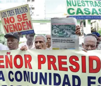  ?? DANNY POLANCO ?? Moradores de Los Tres Brazos protestan frente a la Fiscalía del Distrito.