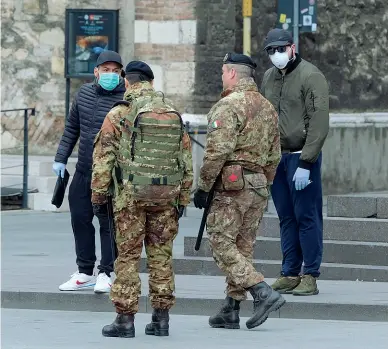  ??  ?? Controlli serrati In città sono arrivati i militari che coadiuvano le forze dell’ordine per reprimere comportame­nti trasgressi­vi. Ieri prima vigilanza anche dall’alto con i droni: multati due irrispetto­si