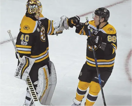  ?? STaFF PhOTO By JOhn WILcOX ?? FINISHING TOUCH: David Pastrnak salutes goalie Tuukka Rask after the Bruins' win over the Coyotes last night at the Garden.