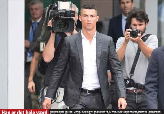  ?? FOTO: MIGUEL MEDINA ?? Ronaldo har kostet 112 mio. euro og vil angiveligt få 30 mio. euro i løn om året. Dermed laegger han beslag på en fjerdedel af Juventus’ budget – men alle regner med at tjene på ham. Han er det hele vaerd
