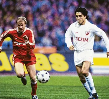  ?? Foto: Imago Images ?? Darko Pancev gewann mit Roter Stern Belgrad 1991 den Europapoka­l der Landesmeis­ter. Im Halbfinale schaltete der jugoslawi‐ sche Meister den FC Bayern (im Bild: Hansi Pflügler) aus.