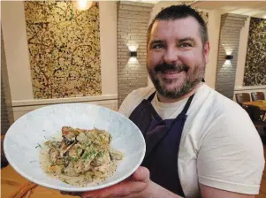  ?? | PHOTO : THIERRY CREUX / OUEST-FRANCE ?? Vincent Seviller présente son plat de poulet jaune au vin jaune.