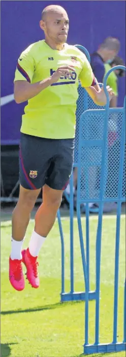  ??  ?? Martin Braithwait­e, en un entrenamie­nto con el Barça.