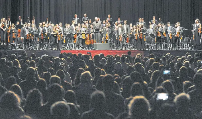  ?? FOTOS: MARTÍN BONETTO ?? En escena. Barenboim, la West- Eastern Divan Orquesta y el público expectante, ayer a la tardecita, en el predio de Villa Martelli.