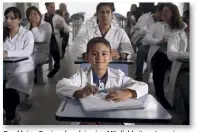  ??  ?? Das kleine Genie erkundet seine Möglichkei­ten: Jeremias (Martín Castro) will Arzt werden … zumindest momentan