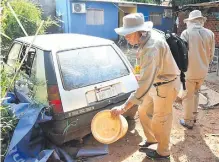  ??  ?? Técnicos del Senepa eliminan criaderos de mosquitos. La OPS pide no bajar la guardia en la lucha contra esos insectos.