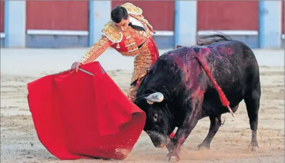  ?? / FERNANDO ALVARADO (EFE) ?? Paco Ureña con su primer toro en el trigésimo segundo festejo de la Feria de San Isidro, en Las Ventas, Madrid.