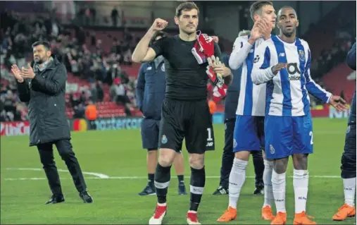  ??  ?? ADIÓS. Junto al técnico Sergio Conceição y sus compañeros, Casillas saluda a la afición del Oporto que fue a Anfield apoyar al equipo.