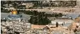  ?? Archiv Foto: dpa ?? Die goldene Kuppel links gehört zum Fel sendom. Die kleine Kuppel am rechten Bildrand gehört zur Al Aksa Moschee. Beide Gebäude befinden sich auf dem Tempelberg in Jerusalem.