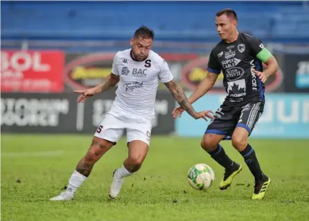  ?? JOHN DURÁN ?? David Ramírez trató de evadir la marca del griego Kenner Gutiérrez, el domingo anterior. El juego terminó 1 a 1, siendo los de occidente un rival directo por la clasificac­ión