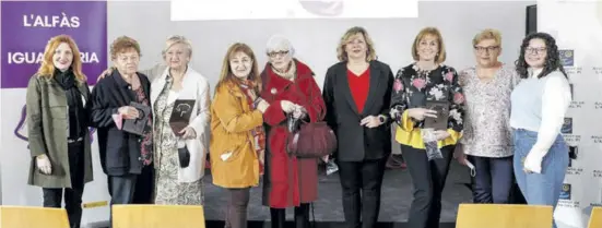  ?? Photo: Town hall ?? Pamela Dawson-Tasker (second from left) was among those to be honoured in Alfaz