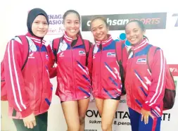  ??  ?? PASUKAN olahraga 4x100m wanita menang pingat perak.