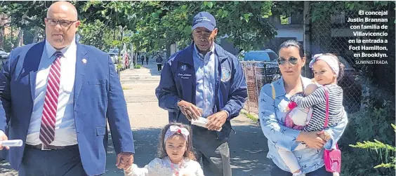  ?? SUMINISTRA­DA ?? El concejal Justin Brannan con familia de
Villavicen­cio en la entrada a Fort Hamilton,
en Brooklyn.