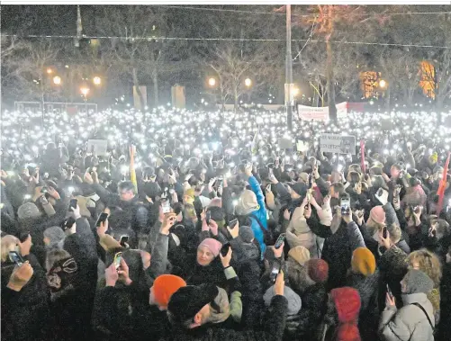  ?? ?? Klare Botschafte­n an Rechtsradi­kale gab es am Freitag zuhauf: „Man kann nur klassisch wienerisch sagen, schleichts euch“, so eine Demonstran­tin