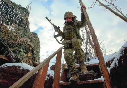  ?? REUTERS ?? Un soldado ucraniano camina en la línea de separación con la región de Donbás