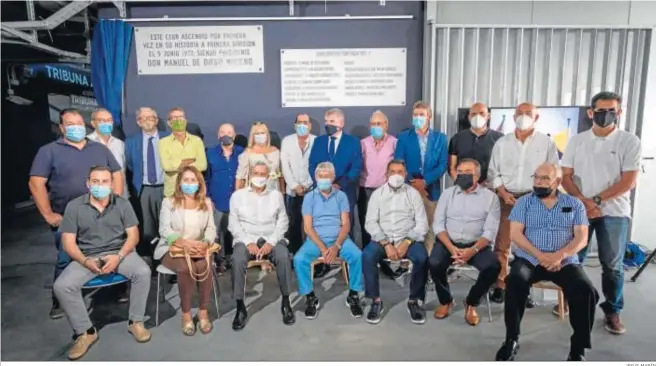  ?? JESÚS MARÍN ?? El presidente del Cádiz, Manuel Vizcaíno (c), con los homenajead­os y familiares del primer ascenso del Cádiz a la máxima categoría, todos delante de las dos placas.