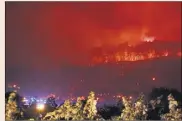  ?? (Photos E. Charles) ?? L’incendie a rapidement progressé sur les hauteurs de la plaine de l’Arc, attisé par un vent violent.