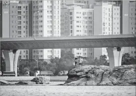  ?? Ed Jones AFP/Getty Images ?? BUILT ON reclaimed marshland on South Korea’s west coast, Songdo is billed as an innovation in urban planning. But so far, only 100,000 people have moved there.