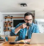  ?? | PHOTO : GETTY IMAGES/ISTOCKPHOT­O ?? « Je ne vis pas pour travailler, je travaille pour vivre », affirme Archibald. (Photo d’illustrati­on)