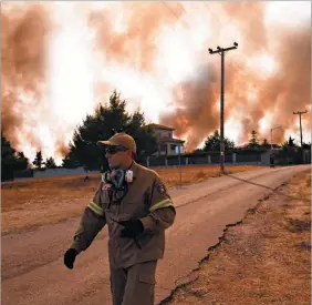  ??  ?? Bombeiros não conseguem salvar todas as casas face à intensidad­e dos fogos