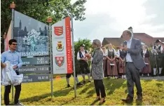  ?? Foto: Häusler ?? Das neue Schild ist enthüllt: Weißenhorn hat nun auch mit dem italienisc­hen Val madrera eine Partnersch­aft. Die beiden Bürgermeis­ter freuen sich.